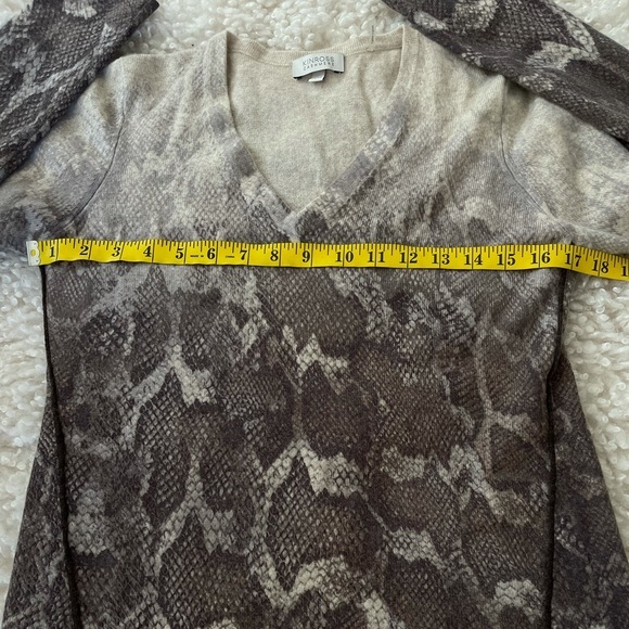 KINROSS – VEE NECK SWEATER PYTHON PRINT XS $328 - Picture 3 of 6